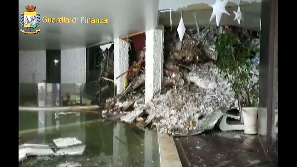 L'interno dell'hotel Rigopiano colpito dalla slavina (Afp)