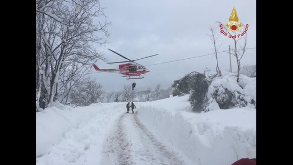 La polizia di Stato con l'elicottero raggiunge la zona dell'hotel Rigopiano colpito dalla slavina (Afp)
