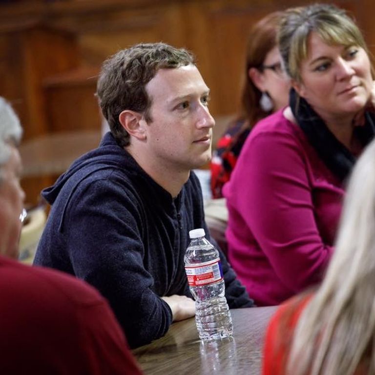 Zuckerberg attento ad ascoltare la gente nella citt&agrave; di West tornando a casa dopo un viaggio nel Texas (foto Facebook)