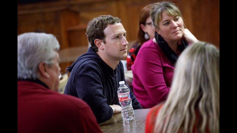 Zuckerberg attento ad ascoltare la gente nella citt&agrave; di West tornando a casa dopo un viaggio nel Texas (foto Facebook)