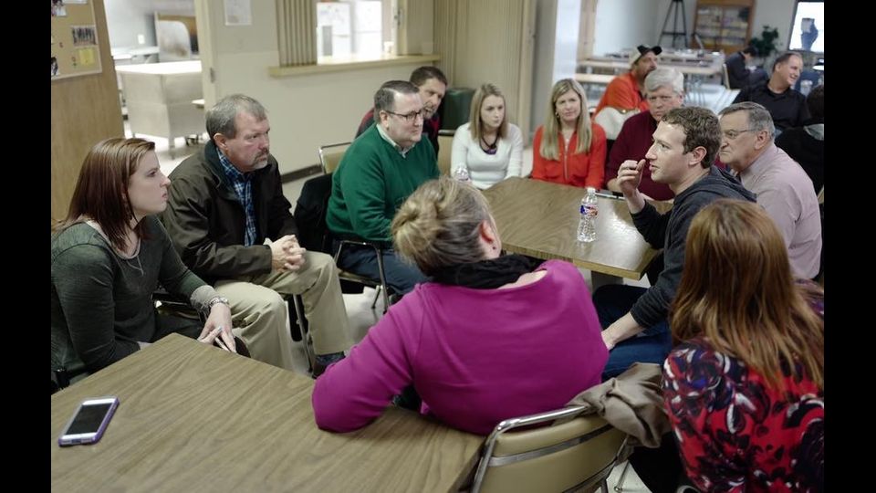 Mentre parla con gli insegnanti e i dirigenti dell'istruzione nella citta' di West (foto Facebook)