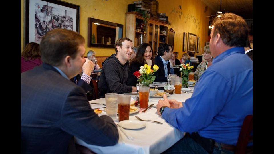 A pranzo con i capi della comunit&agrave; a Waxahachie (foto Facebook)