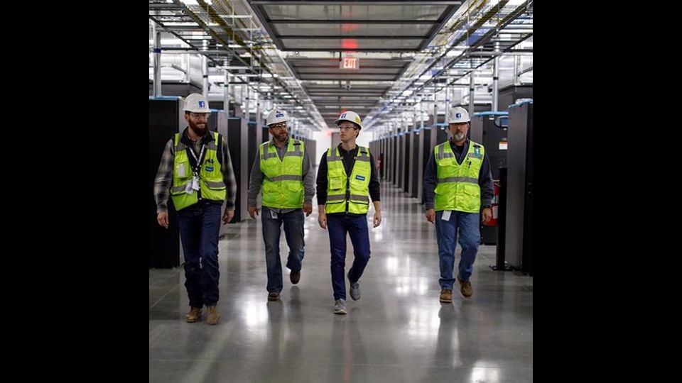 Nel suo viaggio Zuckerberg visita il nuovo data center in costruzione in Texas. Sar&agrave; uno dei pi&ugrave; grandi centri dati in tutto il mondo ed &egrave; alimentato completamente da energia eolica (foto Facebook)