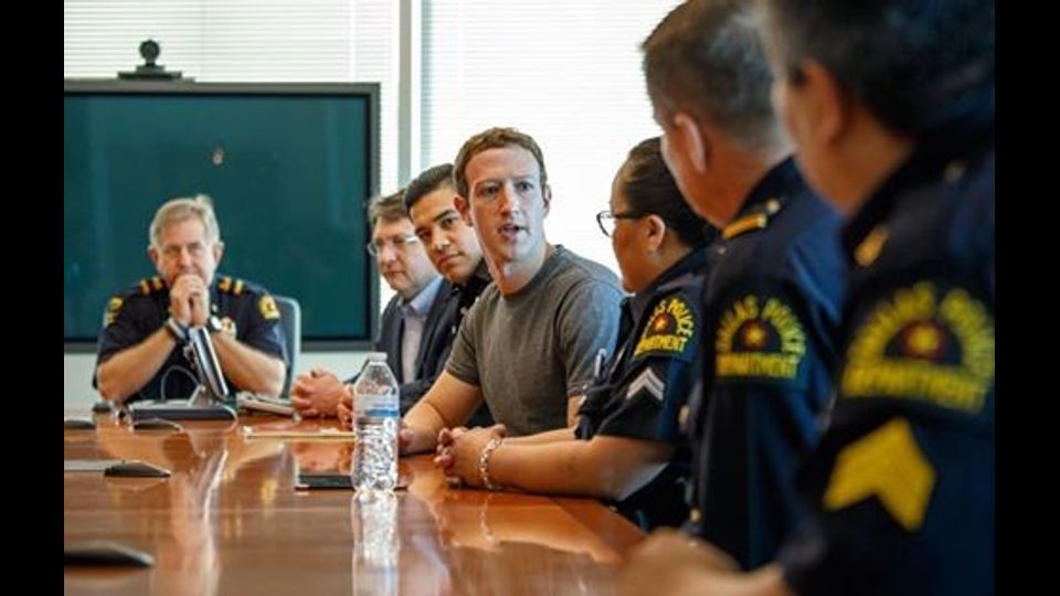 Nel suo viaggio in Texas l'incontro con gli ufficiali di Dallas Police Department (foto Facebook)