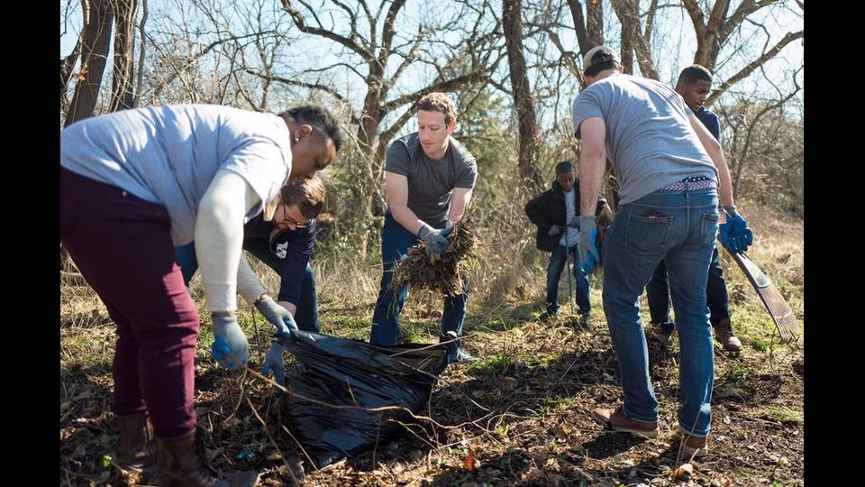 Nel suo viaggio elettorale ha aiutato a piantare un giardino con i membri della comunit&agrave; di Oak Cliff a Dallas (foto Facebook)