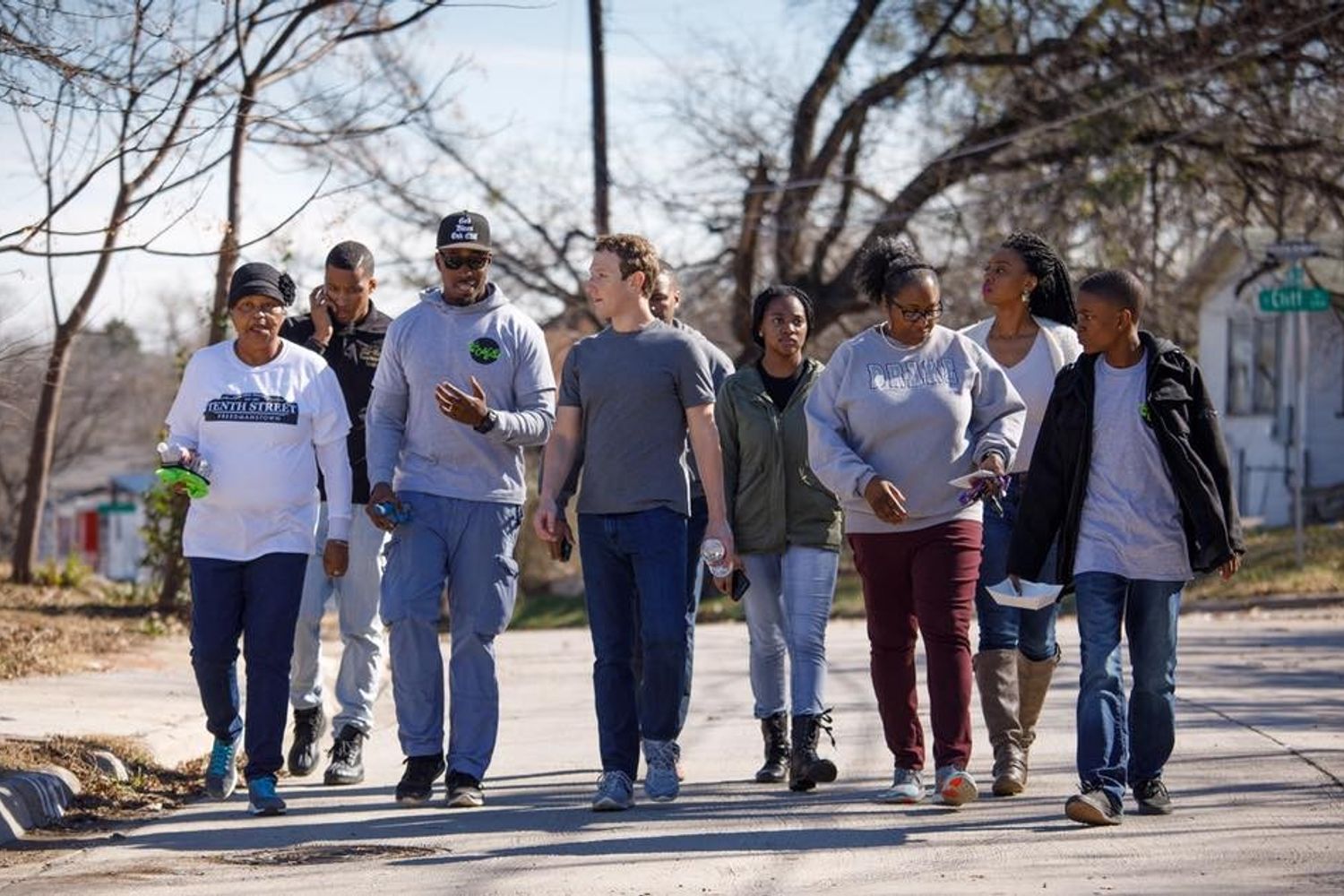 Mark Zuckerberg nel suo viaggio incontra i membri della comunit&agrave; di Oak Cliff a Dallas (foto Facebook)