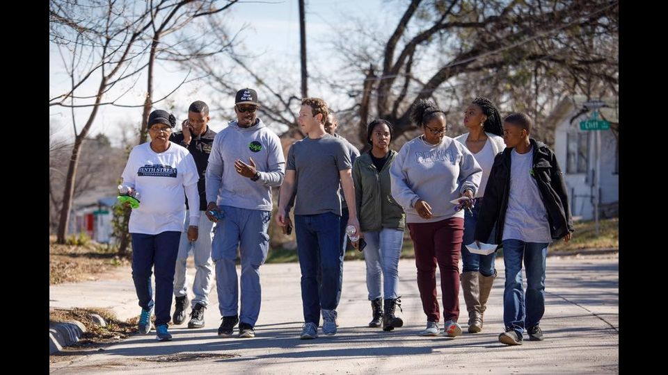 Mark Zuckerberg nel suo viaggio incontra i membri della comunit&agrave; di Oak Cliff a Dallas (foto Facebook)