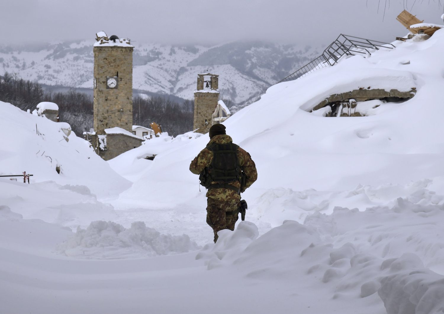 Soldato nel centro innevato di Amatrice dopo le scosse di terremoto (afp)&nbsp;