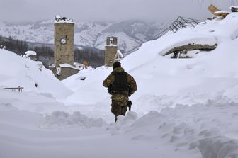 Soldato nel centro innevato di Amatrice dopo le scosse di terremoto (afp)&nbsp;
