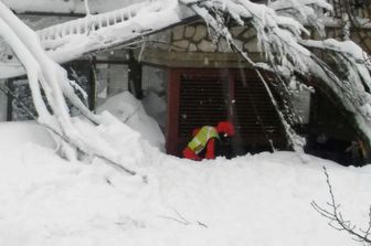 Soccorsi nell'hotel Rigopiano (afp)&nbsp;