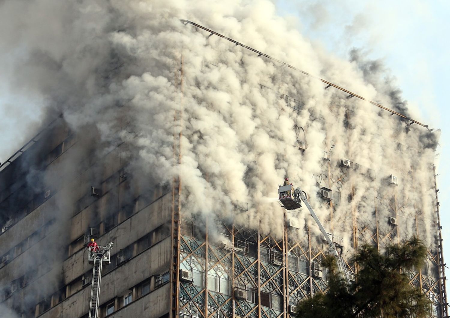 Teheran, incendio al Plasco Building (Afp)