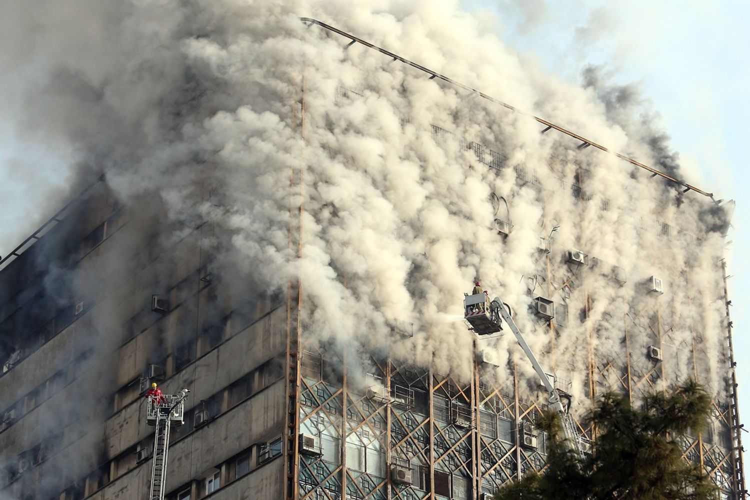 Teheran, incendio al Plasco Building (Afp)