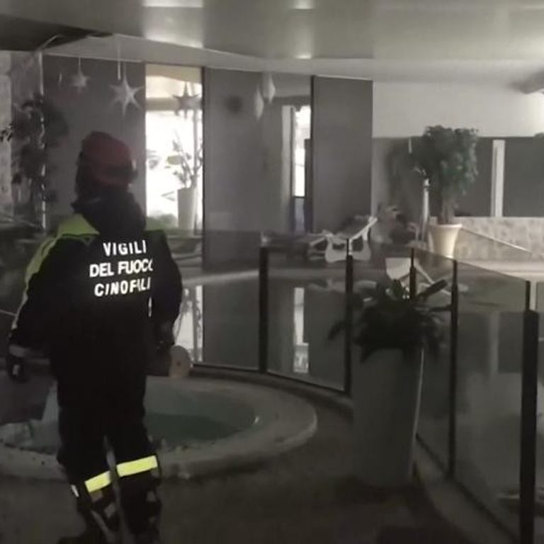 &nbsp;Le immagini dell'Hotel Rigopiano devastato dalla slavina