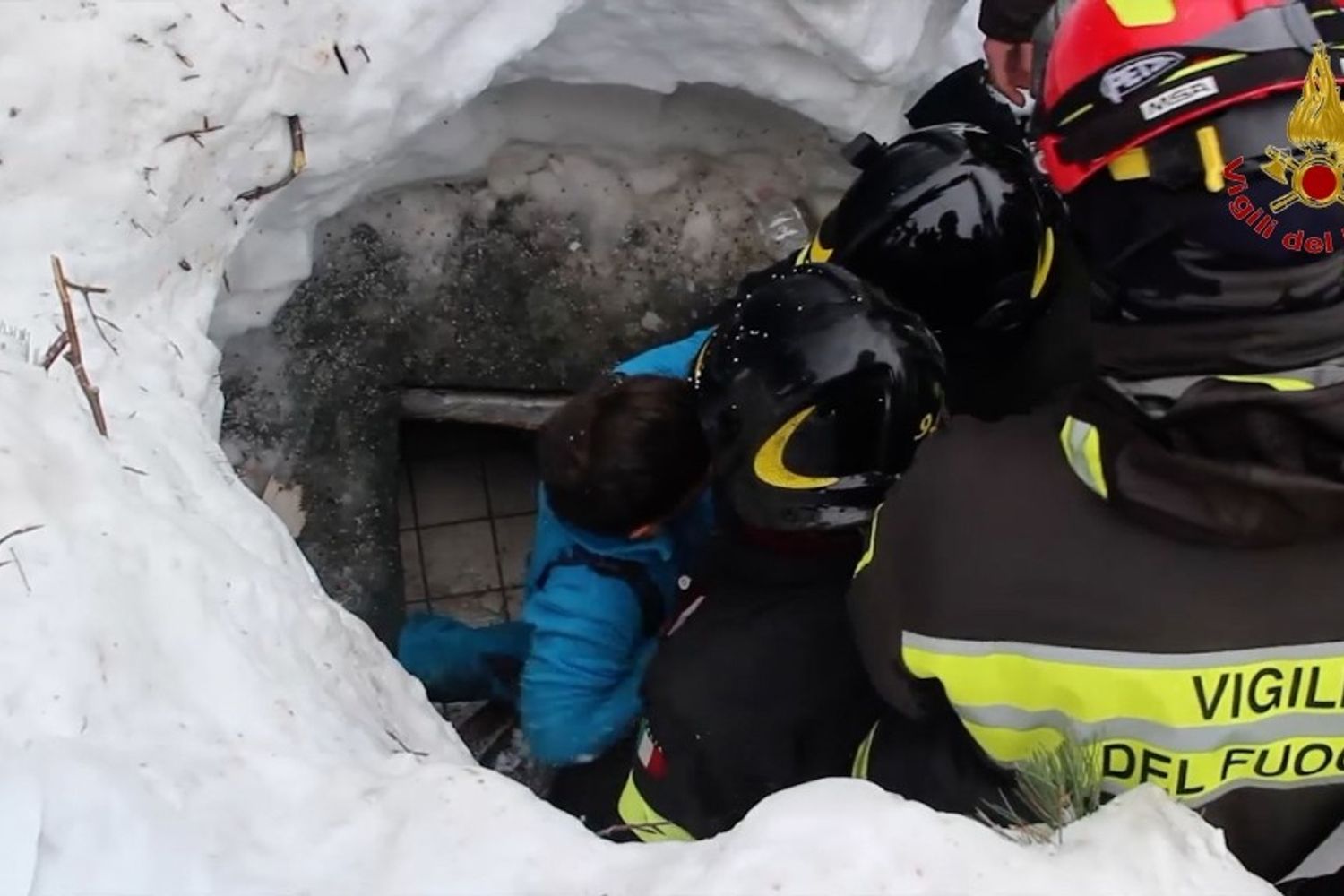 &nbsp;Vigili del Fuoco estraggono superstiti dalle macerie dell'Hotel Rigopiano