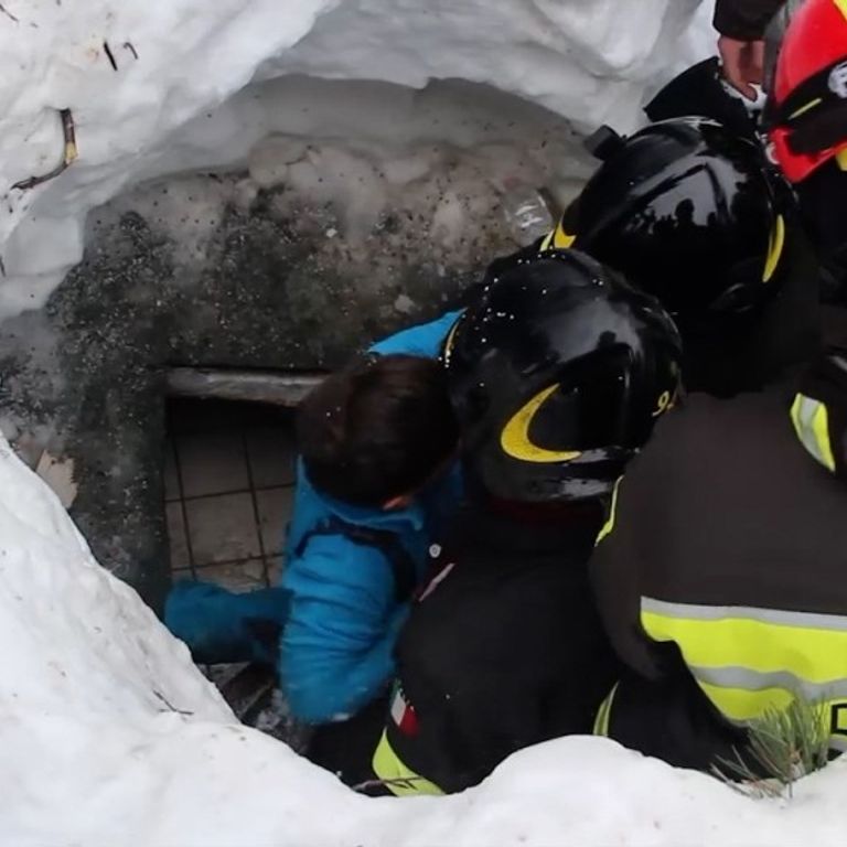 &nbsp;Vigili del Fuoco estraggono superstiti dalle macerie dell'Hotel Rigopiano