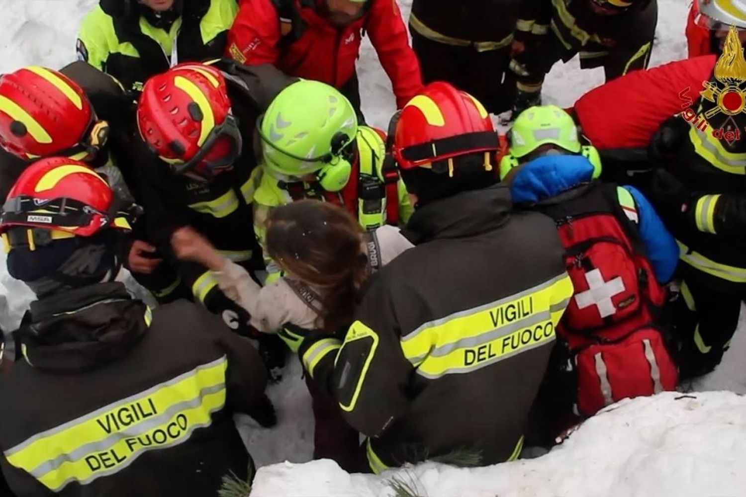 &nbsp;Vigili del Fuoco estraggono superstiti dalle macerie dell'Hotel Rigopiano