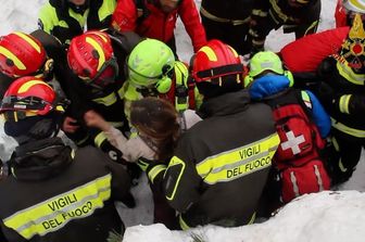 &nbsp;Vigili del Fuoco estraggono superstiti dalle macerie dell'Hotel Rigopiano