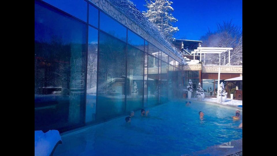 &nbsp; Hotel Rigopiano, la piscina all'aperto (foto Facebook)