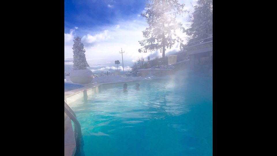 &nbsp;Hotel Rigopiano, la piscina all'aperto (foto Facebook)