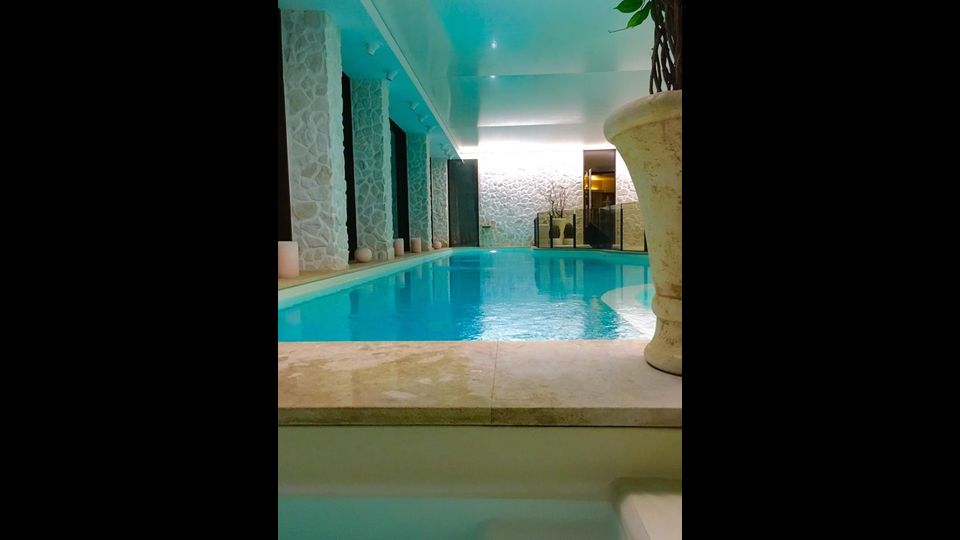 &nbsp; Hotel Rigopiano, la piscina coperta (foto Facebook)
