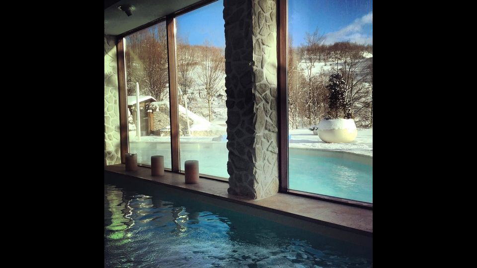 &nbsp;Hotel Rigopiano, un particolare della piscina &nbsp;(foto Facebook)