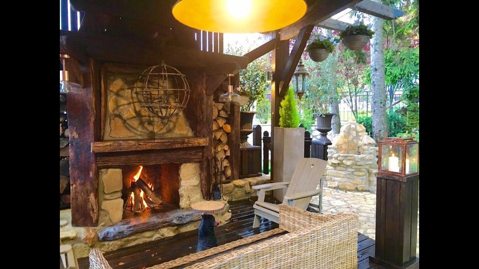 &nbsp; Hotel Rigopiano, un particolare degli esternidell'albergo (foto Facebook)