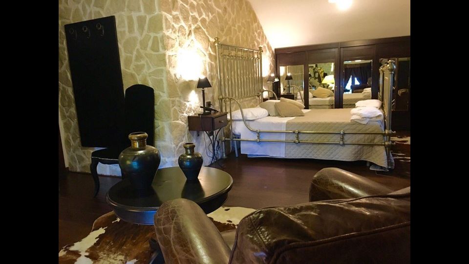 &nbsp;Hotel Rigopiano, una delle suite dell'albergo (foto Facebook)