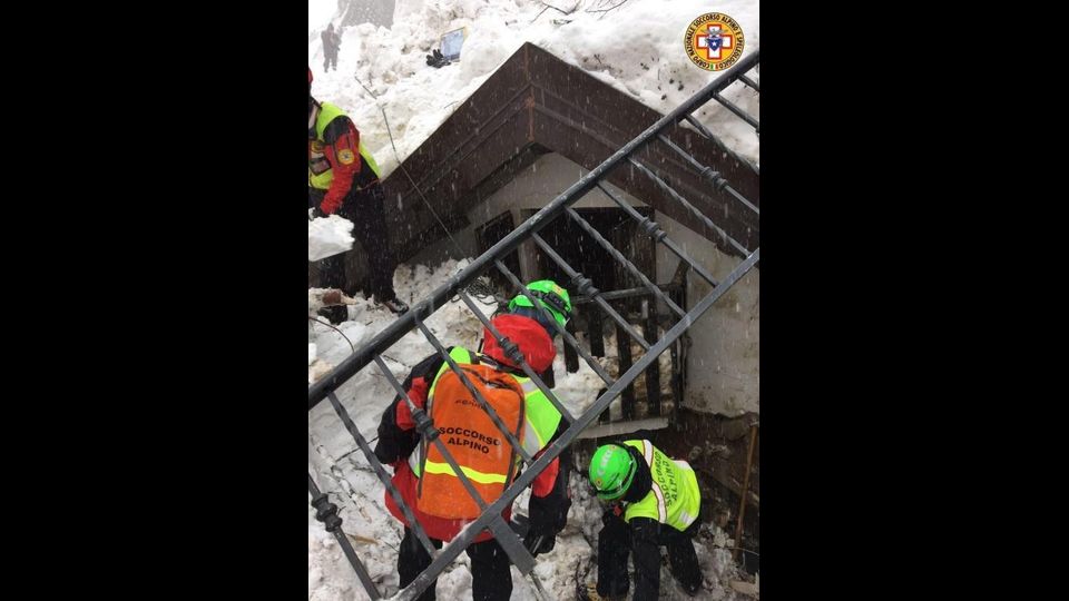 Per arrivare fino al riparo in cui si trovavano i sopravvissuti, gli uomini del soccorso alpino si sono fatti strada tra neve, macerie e rottami&nbsp;