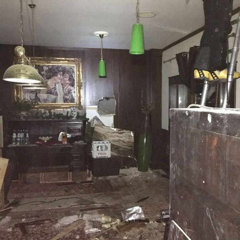 Alcuni sopravvissuti hanno trovato riparo in una sala giochi dell'Hotel. Si intuiscono le lampade che stavano sopra il biliardo &nbsp;
