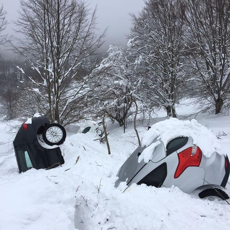 Le macchine degli ospiti dell'Hotel Rigopiano travolte dalla valanga&nbsp;