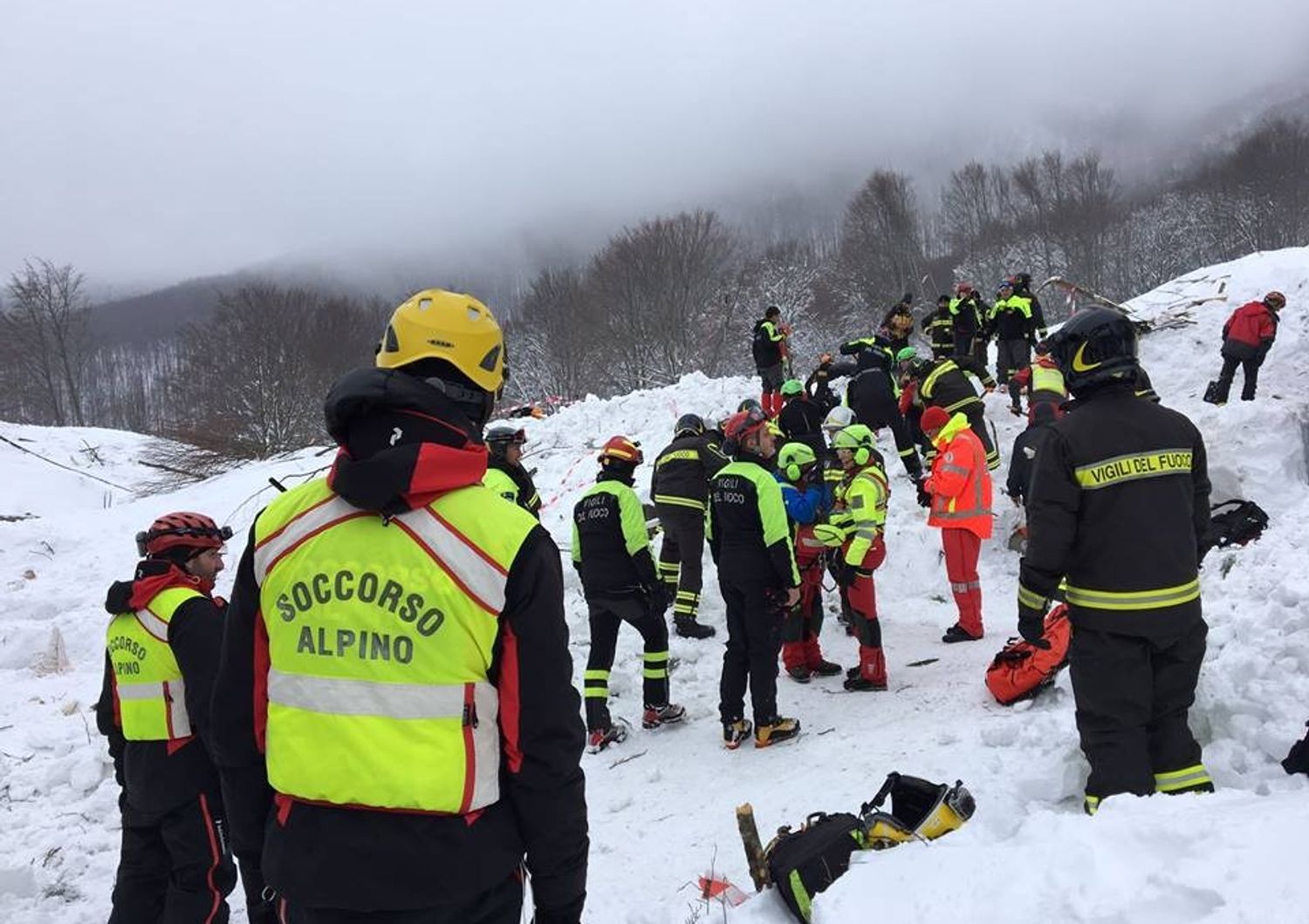 Gli uomini del soccorso alpino Piemonte scavano tra le macerie dell'Hotel Rigopiano (Afp) &nbsp;