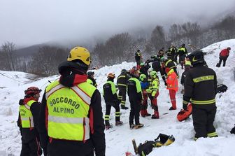 Gli uomini del soccorso alpino Piemonte scavano tra le macerie dell'Hotel Rigopiano (Afp) &nbsp;