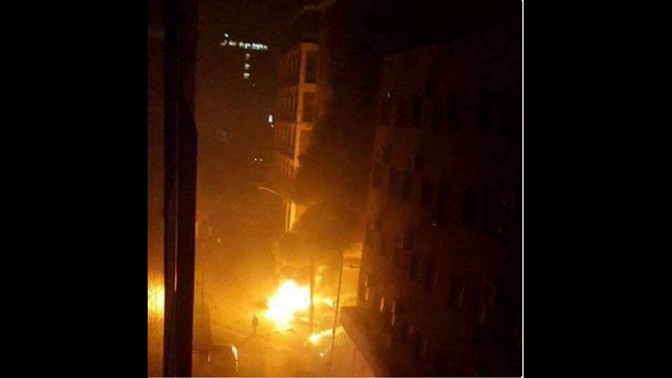 Nell'esplosione sono morte le due persone a bordo della vettura. Fonti diplomatiche sottolineano che l'ambasciata non ha riportato alcun danno. I media locali mostrano immagini di una vettura in fiamme distrutta dalla deflagrazione.