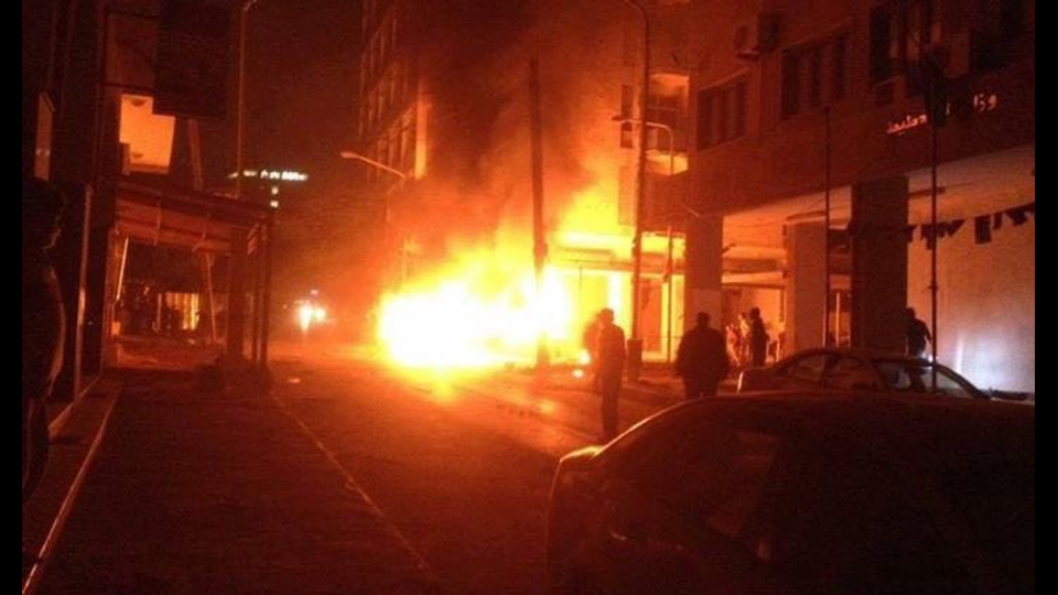 Secondo il sito del quotidiano libico al Wasat l'autobomba &egrave; esplosa tra l'ambasciata italiana e quella egiziana vicino al Lybia Palace Hotel. La legazione era stata riaperta solo 3 giorni fa dall'ambasciatore Giuseppe Perrone, primo diplomatico occidentale a tonare nella capitale libica.