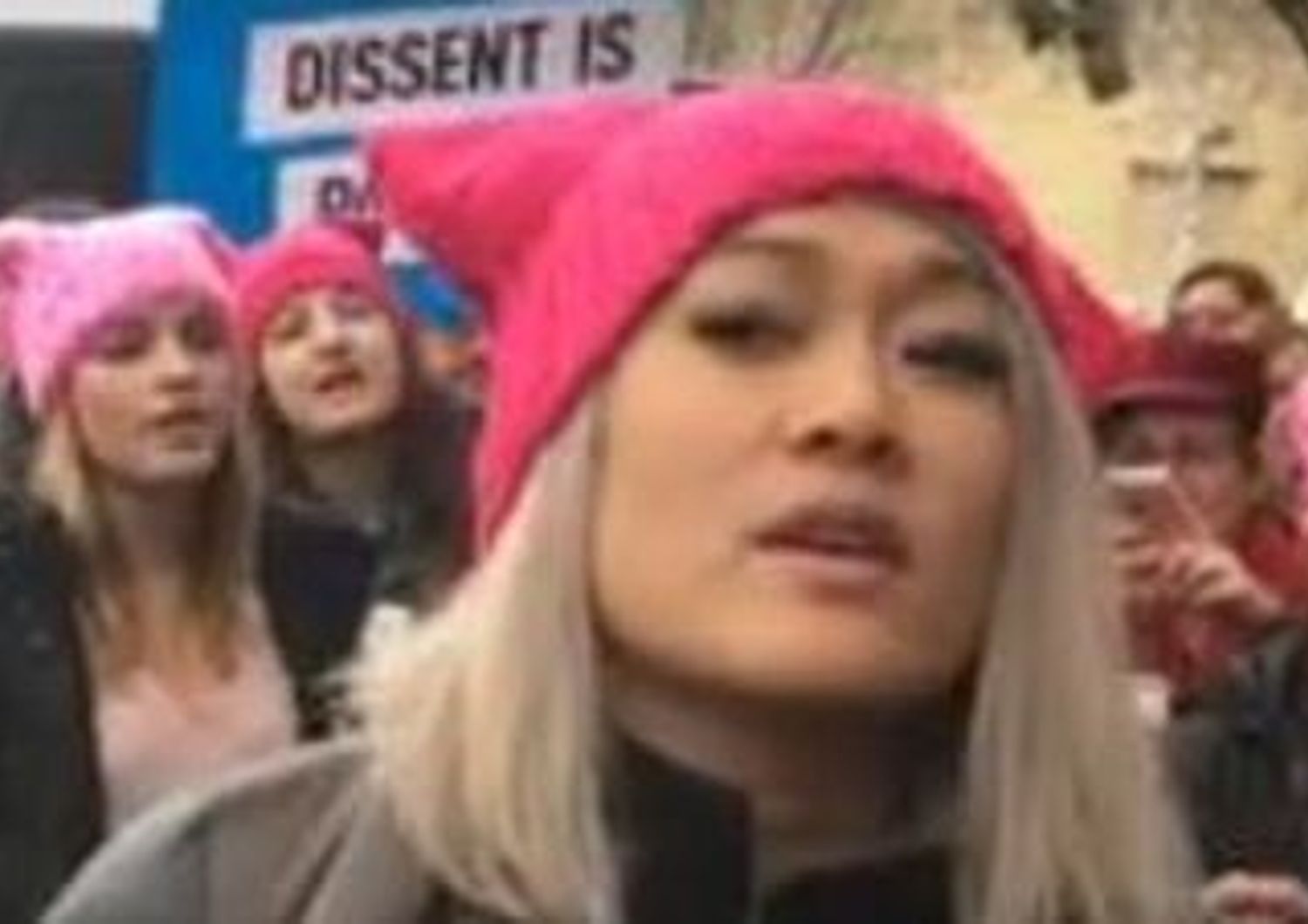 Alla marcia anti-Trump 26 ragazze cantano insieme, il video diventa virale&nbsp;