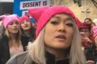 Alla marcia anti-Trump 26 ragazze cantano insieme, il video diventa virale&nbsp;