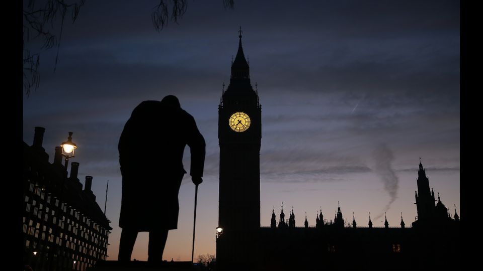 La statua di Winston Churchill e il Big Ben al centro di Londra (foto Afp)&nbsp;