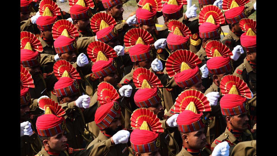 Militari indiani della Border Security Force (BSF) nel corso di una prova generale completa per la sfilata della Festa della Repubblica a Calcutta (foto Afp)&nbsp;