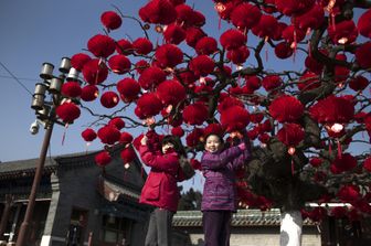 &nbsp;Pechino, bambini cinesi si preparano a festeggiare il nuovo anno lunare, conosciuto come il Festival di Primavera, che quest'anno cade il 28 gennaio e segna l'Anno del Gallo nel calendario cinese (foto Afp)