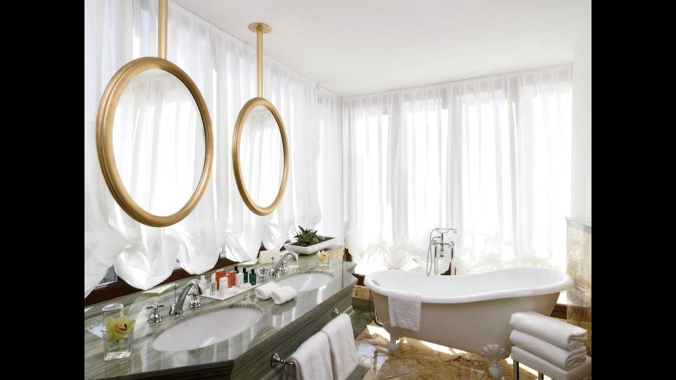 &nbsp;Hotel Ai Cavalieri di Venezia, un particolare del bagno di una suite