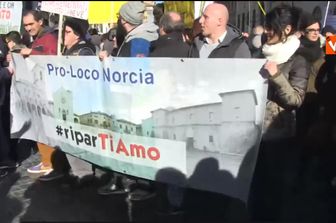 Sit in terromotati a Santi Apostoli&nbsp;