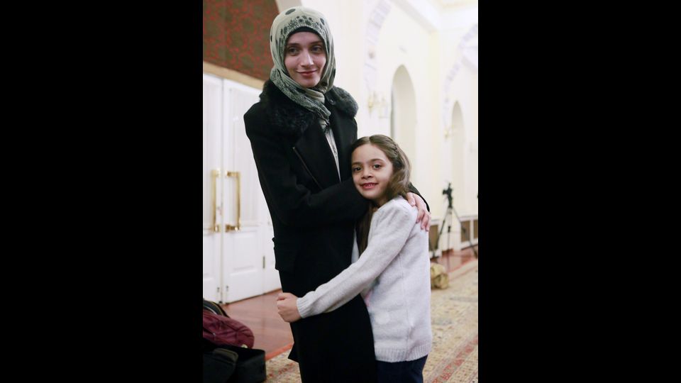 Bana al-Abed, la bambina che twittava da Aleppo, con la sua mamma salve in Turchia (Afp)&nbsp;
