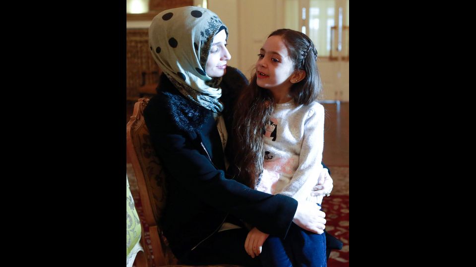 Bana al-Abed, la bambina che twittava da Aleppo, con la sua mamma salve in Turchia (Afp) &nbsp;