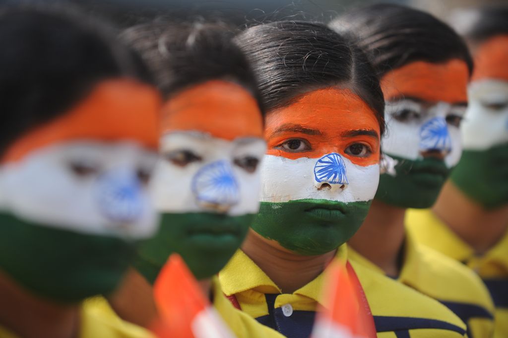 Giovani studentesse con il viso dipinto della bandiera nazionale nella giornata delle celebrazioni per la Festa della Repubblica a Chennai, in India. (foto Afp)