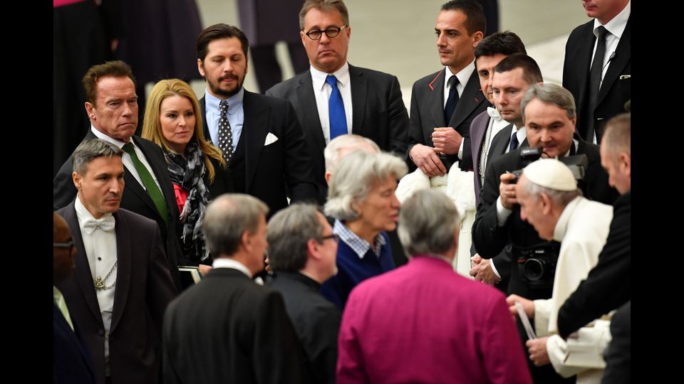 Nell'udienza generale del mercoled&igrave;' Arnold Schwarzenegger e la sua compagna Heather Milligan ricevuti da Papa Francesco (Afp)&nbsp;