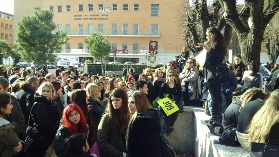 &nbsp;Da Milano a Roma, le piazze si riempiono per Regeni (foto dal profilo Twitter di Amnesty Italia)