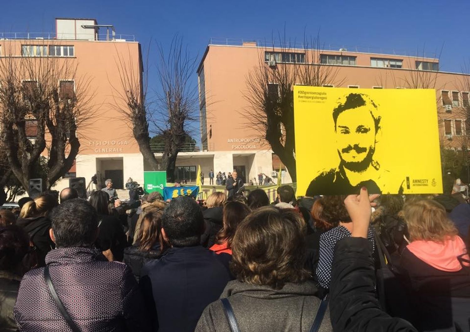 &nbsp;Da Milano a Roma, le piazze si riempiono per Regeni (foto dal profilo Facebook dell'Universit&agrave; La Sapienza di Roma)