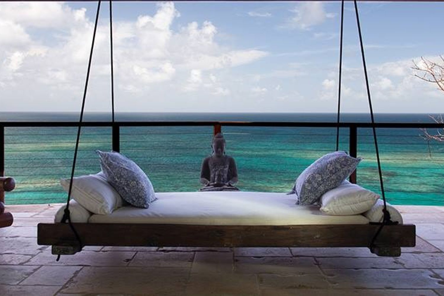 Dalle suite alla cena a lume di candela sulla spiaggia, la vacanza degli Obama &egrave; all'insegna del romanticismo. (Foto Facebook)