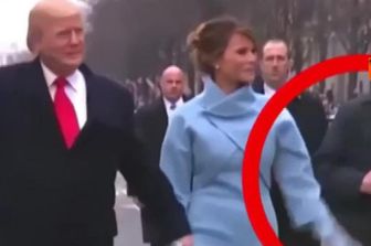 Il bodyguard di Trump ha la mano finta?