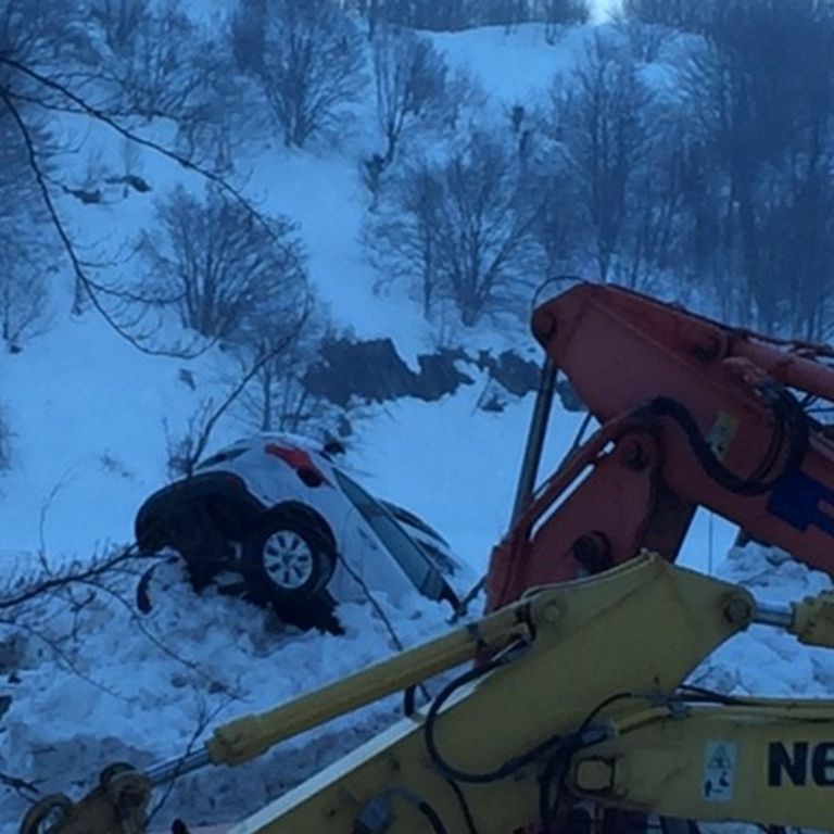 L'auto di uno degli ospiti dell'Hotel Rigopiano travolta dalla valanga (foto di Lorenzo D'Avanzo) &nbsp;